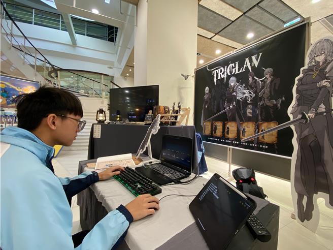 新竹市光復中学毕业展活动于27日至2024年1月5日于光復高中东侧大楼1楼展出。（陈育贤摄）