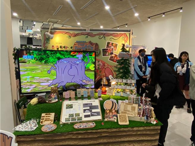 新竹市光復中学毕业展活动于27日至2024年1月5日于光復高中东侧大楼1楼展出。（陈育贤摄）