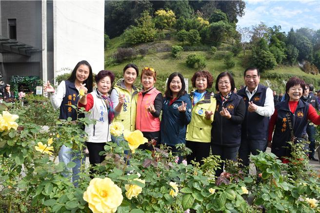 议员们合影留念。（苗栗县政府提供／李京升苗栗传真）