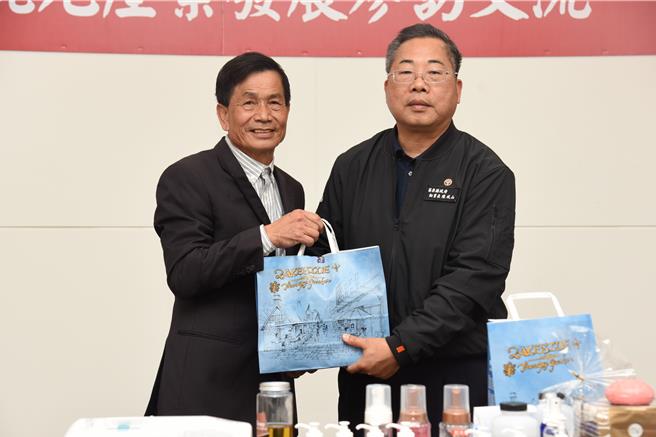 总经理纪敏吉致赠秘书长纪念品。（苗栗县政府提供／李京升苗栗传真）
