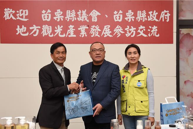 总经理纪敏吉致赠纪念品给议长副议长。（苗栗县政府提供／李京升苗栗传真）