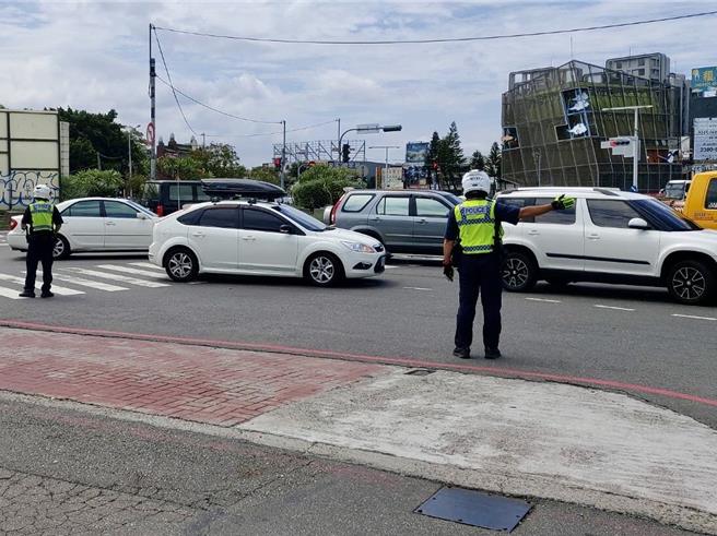 元旦連續假期即將到來，台中市府31日在西屯區舉辦跨年晚會，五月天演唱會也在北屯區登場，勢必湧入大批車潮，台中市交通大隊建議民眾多搭乘大眾運輸工具，或下載「台中交通網」APP，掌握即時路況。（警方提供／王煌忠台中傳真）