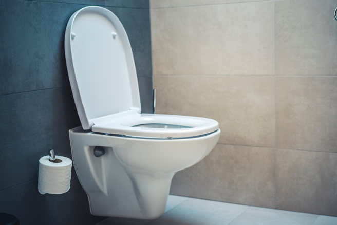 人妻因為老公外遇親子女，憤而將生殖器切下沖馬桶。（示意圖／shutterstock）