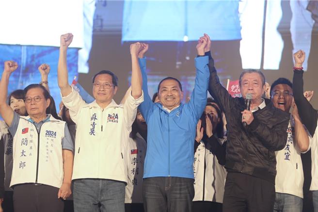 列國民黨不分區立委第11名的蘇清泉，近日自掏腰包在屏東縣內掛出數十面跟「侯康配」的合體看板，他強調，就是要力拚侯康配在屏東贏賴蕭配一票。（蘇清泉團隊提供／謝佳潾屏東傳真）