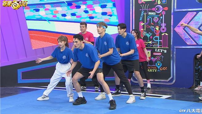 黄伟晋（左二）的眼镜被砸到，依然敬业继续玩。（八大提供）