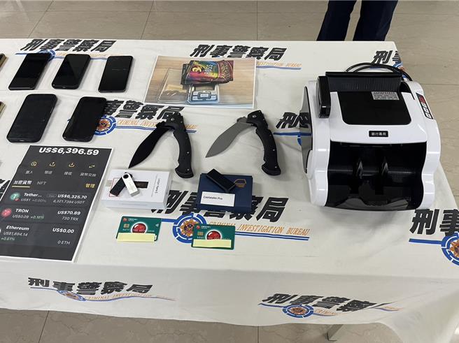 警方查扣市值約20餘萬的泰達幣、毒咖啡包、點鈔機、藍波刀、手機、金融帳簿等贓證物。(林郁平攝)