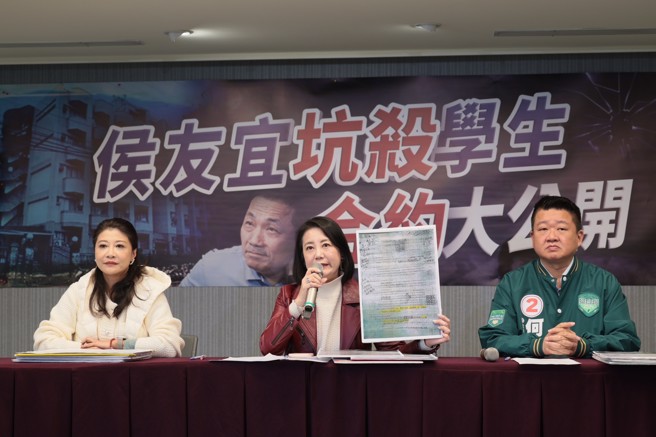 民进党新闻部发言人林楚茵（左起）、立委吴思瑶及新北市立委候选人何博文27日召开「侯友宜坑杀学生，合约大公开」记者会，会中指出侯租金年收超过2000万，并从学生身上至少牟利3亿，与充满着「不平等条约」的租赁契约书内容。（郭吉铨摄）