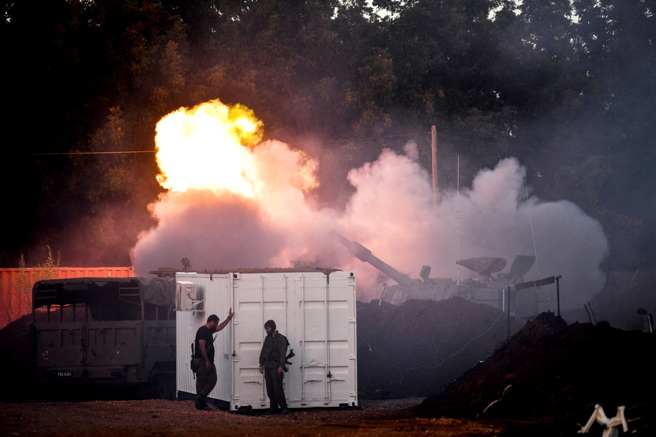 以色列国防部长葛朗特（Yoav Gallant）26日表示，以色列正陷入与加萨、黎巴嫩、叙利亚、约旦河西岸、伊拉克、叶门、伊朗等7大敌人的「多线战争」。图为以军朝黎巴嫩开火。（资料照／路透社）