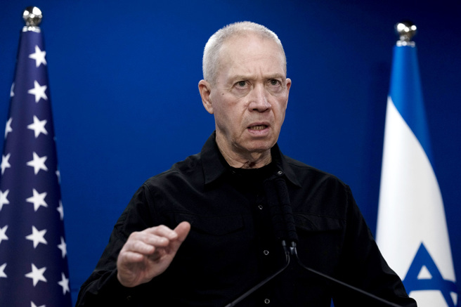 以色列国防部长葛朗特（Yoav Gallant）26日表示，以色列正陷入与加萨、黎巴嫩、叙利亚、约旦河西岸、伊拉克、叶门、伊朗等7大敌人的「多线战争」。（资料照／美联社）