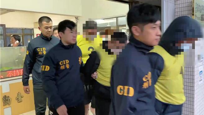 台南檢警兵分10路將以35歲郭姓男子為首的不良組合7名成員拘提到案。（讀者提供／洪榮志台南傳真）