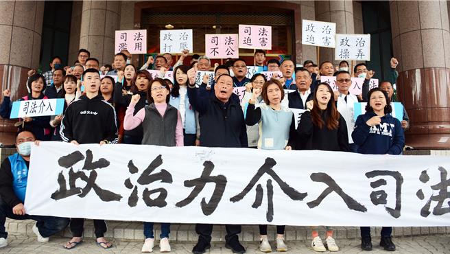 屏东县议员们声援遭收押的议长周典论，屏东地院证实，抗告声请已送达。(本报资料照片)