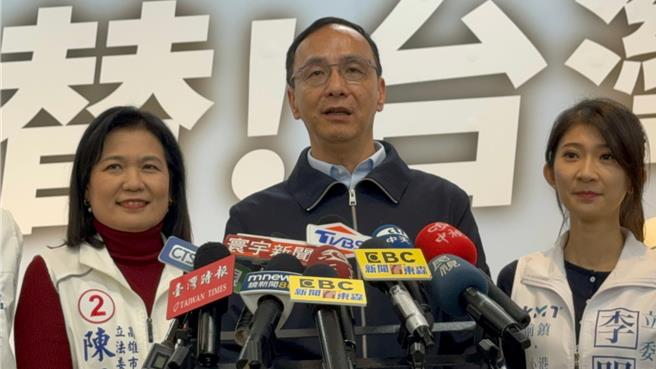 国民党主席朱立伦今日大讚侯妻很有气魄，怒呛民进党对选情紧张了，只会出奥步追杀。（柯宗纬摄）