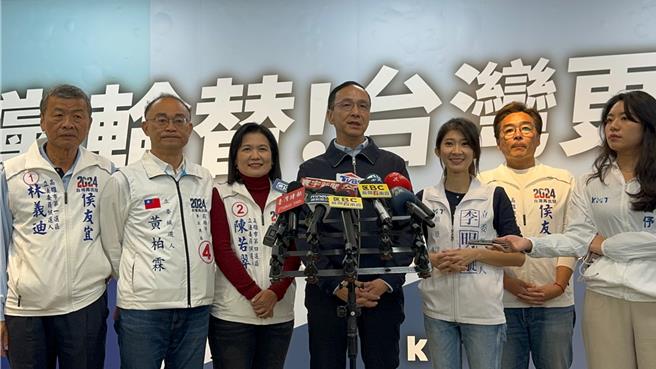 国民党主席朱立伦今日大讚侯妻很有气魄，怒呛民进党对选情紧张了，只会出奥步追杀。（柯宗纬摄）