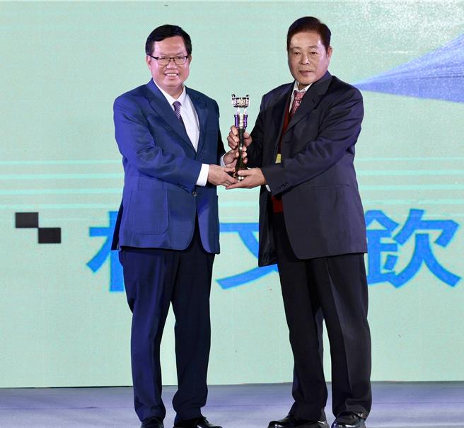 第47屆特別貢獻獎由行政院副院長鄭文燦頒發予前衛出版社社長林文欽。（郭吉銓攝）