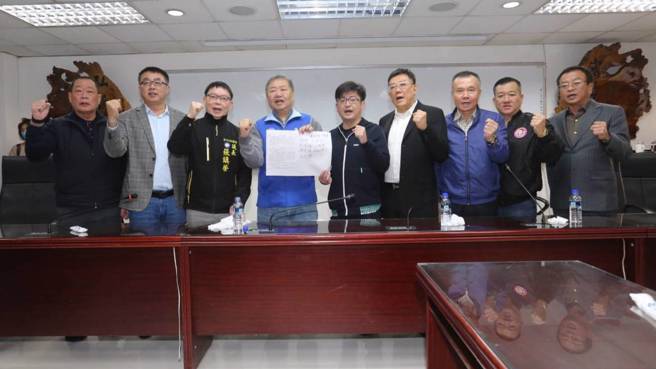 全国地方议会议长副议长声援屏东县议长周典论记者会上，新北市议会议长蒋根煌（左四）等声援周典论。（陈君玮摄）