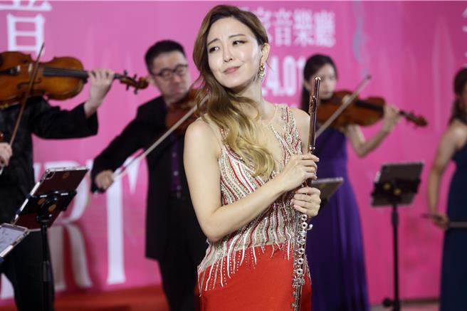 湾声乐团将于明年元旦举行新年音乐会，27日记者会上邀请国际长笛天后崔娜卿一同演出。（张铠乙摄）