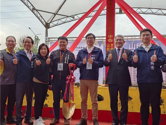 国家住宅及都市更新中心今天在小港举办「山明安居」、「水秀安居」2处社会住宅动土典礼，高雄市长陈其迈、内政部政务次长花敬群等到场祝贺。（任义宇摄）