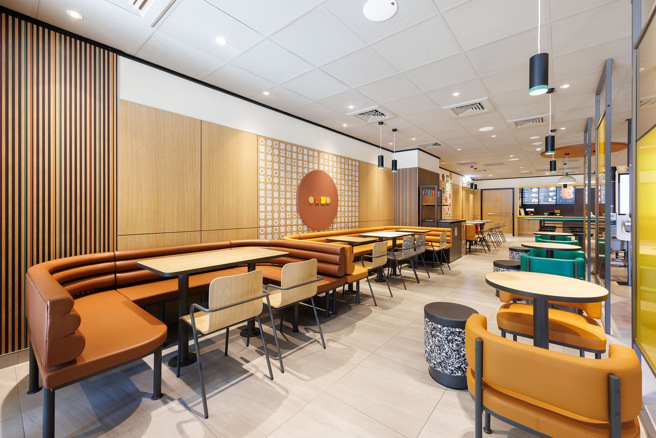 台北民生餐廳以麥當勞經典食材元素點綴餐廳牆面，並透過柔和且溫暖的中性色調，打造像家一樣舒適的用餐氛圍。（圖∕麥當勞 提供）