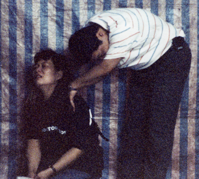 1992年5月16日台北市刑大副大队长侯友宜晨虽完成任务，但他的儿子侯乃维15日在健康幼稚园游览车大火中罹难，侯友宜偕妻认尸时，两人哀痛不已。(中时资料照，黄子明摄)