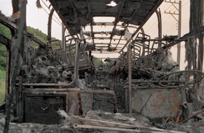 搭载健康幼稚园师生的游览车起火燃烧，因为安全门无法开启，大火不仅夺走了宝贵生命，整辆车也只剩铁架。(中时资料照片，吴方明摄)