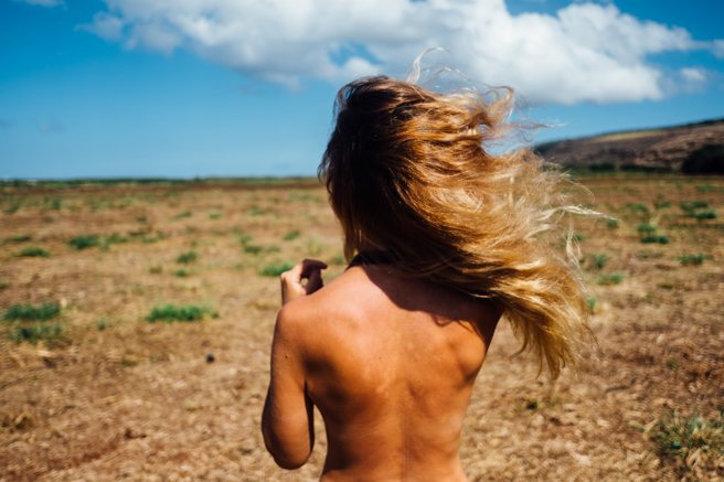 現年37歲的巴西女模維娜（Caroline Werner）今年5月「上空遛狗」，遭警方逮捕並起訴。（示意圖，非當事人／Shutterstock）