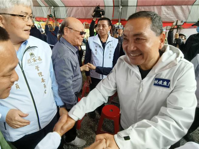 國民黨總統候選人侯友宜今天回嘉義市拜票，與民眾熱情握手。（廖素慧攝）