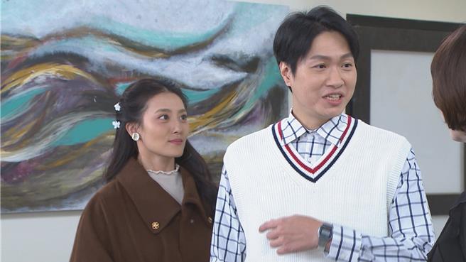 顏曉筠劇中用繪畫幫助黃少谷療癒創傷症候群。（民視提供）