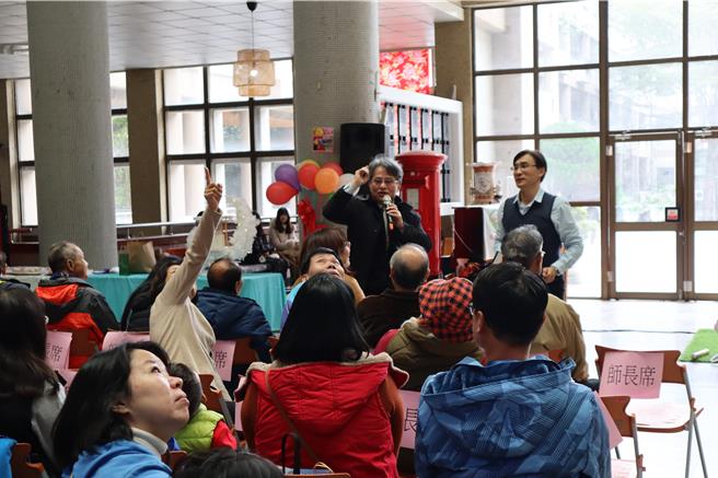 竹北高中校長陳瑞榮（後左）表示對於陽明交大將正式邀請竹北高中改隸為陽明交大附中持開放與歡迎態度。（本報資料照片）