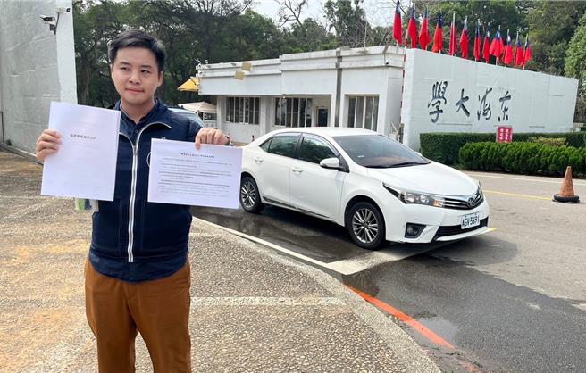 中七选区立委候选人林家兴10月19日到东海大学实地具名递交检举函，检举张廖万坚的东海大学EMBA高阶硕士班论文涉抄袭。（林家兴提供／张亦惠台中传真）
