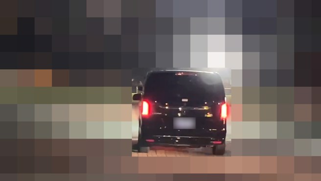 家屬帶男同學遺體返校進行招魂儀式。（翻攝畫面）