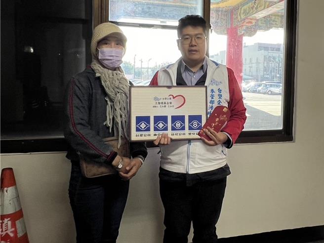 「台塑企業暨王詹樣基金會」辦理雲林縣「麥寮、台西鄉子弟獎助學金」，共1105名學子通過申請，金額達296萬8000元，台塑企業涉外睦鄰人員（右）27日逐村親送獎助學金鼓勵優秀學子們。（台塑企業提供／張朝欣雲林傳真）