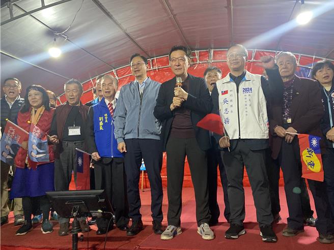 国民党副总统候选人赵少康27日晚间出席「桃园新屋侯赵后援会」活动。（蔡明亘摄）