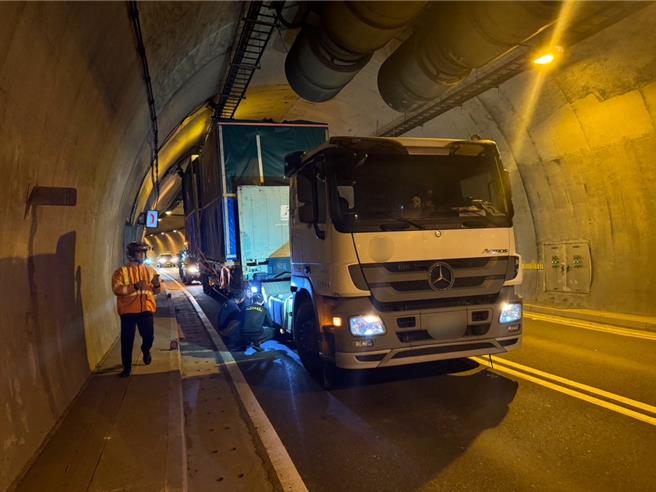 基隆市的台62甲線往四腳亭方向3號隧道，一名林姓大貨車司機未注意到貨車貨物高度超過限高，直接撞上隧道內排風扇風管，卡在隧道內動彈不得。警方獲報到場疏導交通，事故排除後，依法對林姓司機開罰，也需賠償撞壞的排風管。（基隆市警察局提供／徐佑昇基隆傳真）