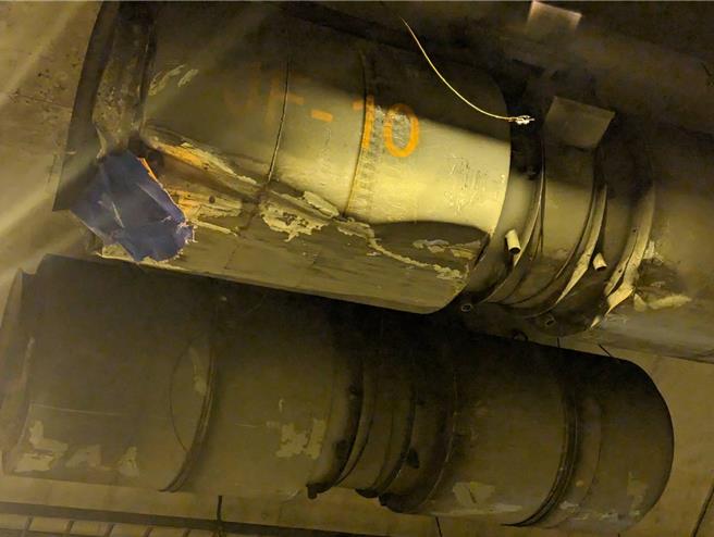 基隆市的台62甲線往四腳亭方向3號隧道，一名林姓大貨車司機未注意到貨車貨物高度超過限高，直接撞上隧道內排風扇風管，卡在隧道內動彈不得。圖為遭撞損毀的排風管。（基隆市警察局提供／徐佑昇基隆傳真）