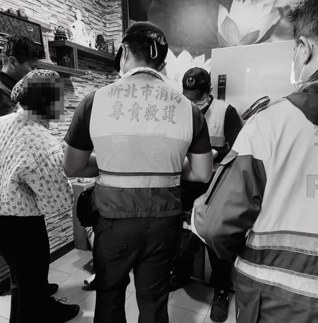 阮女当时到葬仪社求助，救护人员到场确认婴儿已经死亡。（钢铁爸提供）