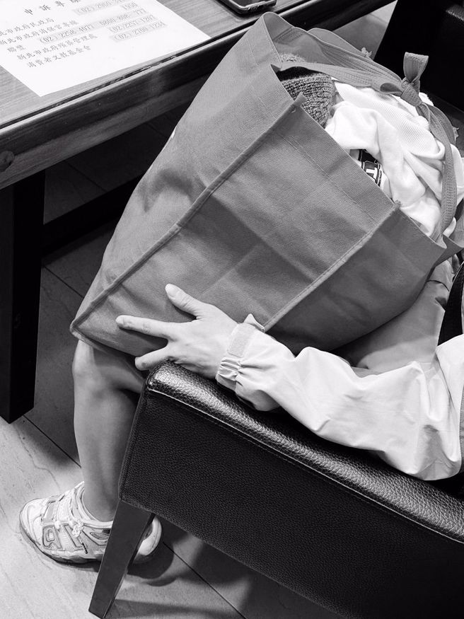 阮女在钢铁爸的店内，用翻译软体述说过程。（钢铁爸提供）