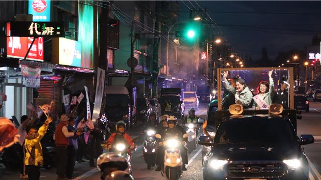 民进党副总统候选人萧美琴今天二度到花莲，替党籍花莲立委候选人张美慧辅选，两人跟着车队一路从南区富里乡往北扫街拜票，寻求选民支持。（罗亦晽摄）