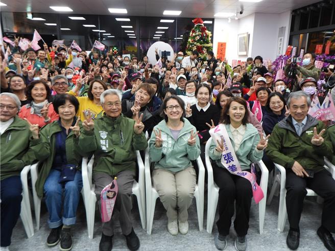 民进党副总统候选人萧美琴（前右三）今天二度到花莲，替党籍花莲立委候选人张美慧（前右二）辅选，热情与支持者合影留念。（罗亦晽摄）