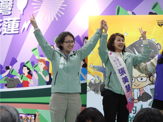 民进党副总统候选人萧美琴（左）今天二度到花莲，替党籍花莲立委候选人张美慧（右）辅选。（罗亦晽摄）