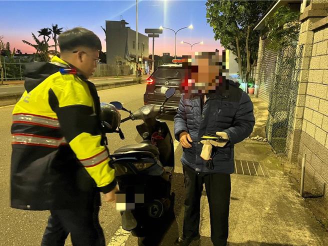 桃园大园杨姓男子26日经过仁寿路一间小吃店，见门口机车钥匙未拔，竟心生歹念将车骑走。（翻摄照片／蔡明亘桃园传真）