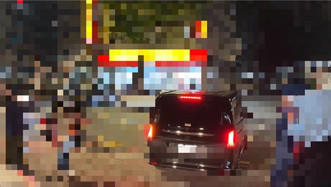 2023年12月27日新北市／晚间男学生遗体也离开医院返回学校进行招魂，歷时逾1小时后，于晚间6时许遗体才出学校移往板殡。（民眾提供／刘玮晴新北传真）