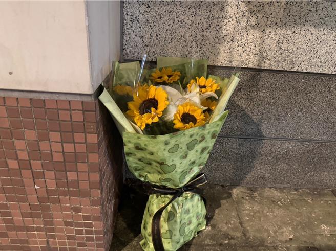 2023年12月27日新北市／现场有民眾特地从中和前往事发学校献花，民眾表示因家中有一个年纪跟他差不多大的孩子，因此特地跑来献花，希望孩子能安息。（民眾提供／刘玮晴新北传真）