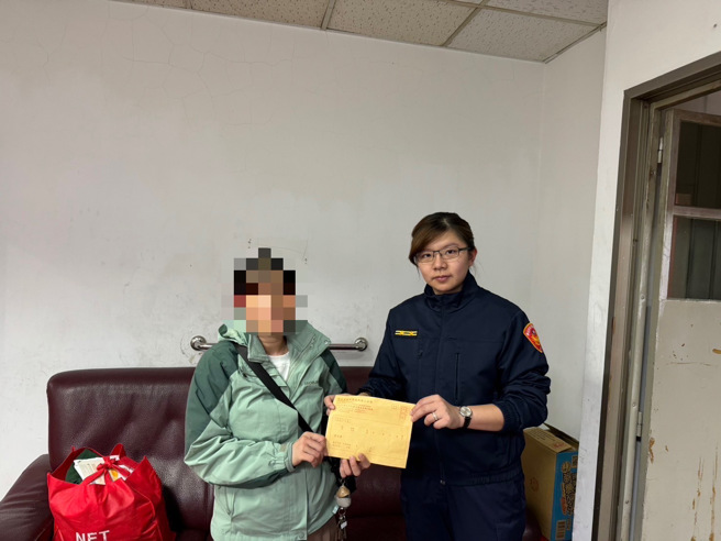 警员大家慷慨解囊纷纷伸出援手，由新海所所长将红包送给阮女。（翻摄画面）