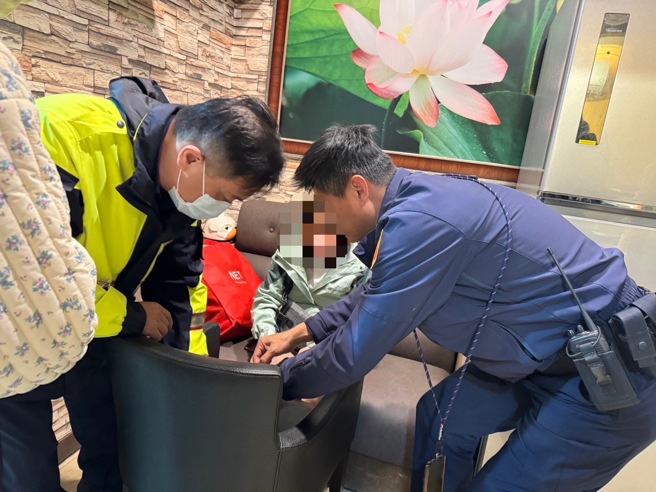 警员大家慷慨解囊纷纷伸出援手，买补给品给阮女。（翻摄画面）