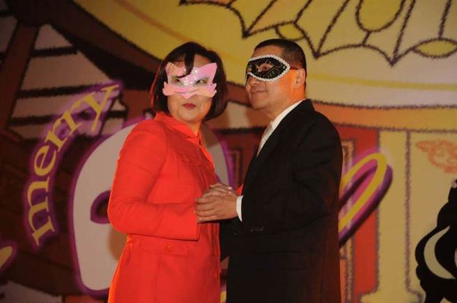 侯友宜的妻子任美铃鲜少在公眾场合露面。图为侯担任警大校长时，应学生之请回家说服太座，来为学生的化装舞会开舞。（翻摄自游毓兰脸书）