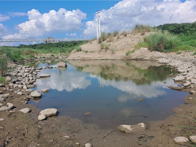 龙骨巨岩。(水务局提供／蔡依珍桃园传真)