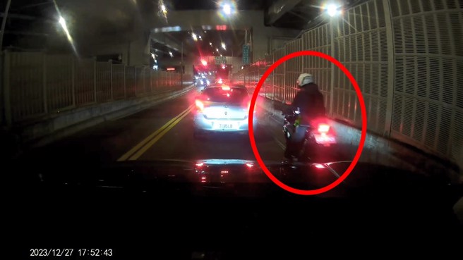 紅牌重機騎士從轎車右側鑽車縫，撞到後照鏡居然不理不睬。（翻攝爆料公社）