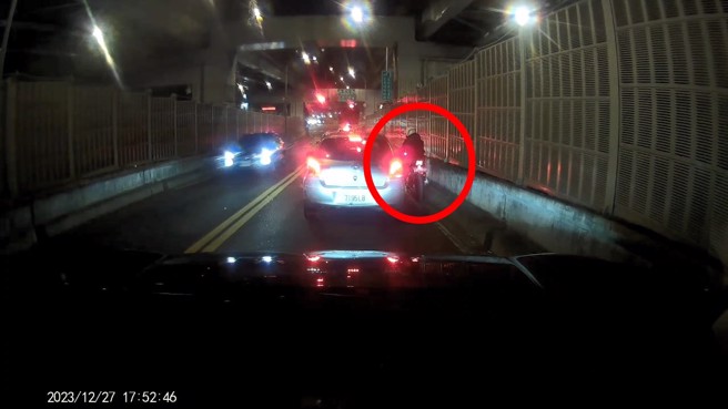 紅牌重機騎士從轎車右側鑽車縫，撞到後照鏡居然不理不睬。（翻攝爆料公社）