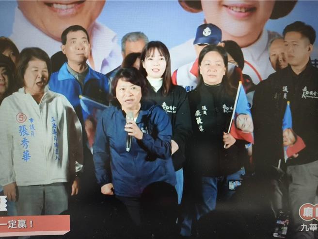 挺蓝军立委候选人张秀华，嘉义市长黄敏惠批对手「看嘉义真呒」。（截图自张秀华脸书直播）