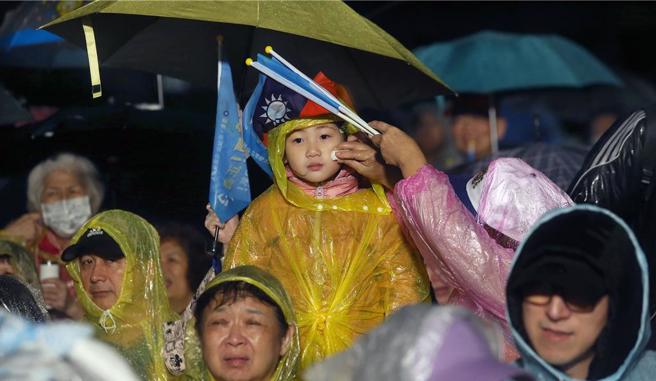 國民黨台北市立委參選人徐巧芯27日舉行戶外直播活動，支持民眾不畏寒風細雨前來參加。（范揚光攝）